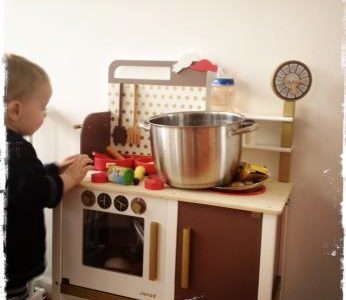 Für den kleinkindlichen Frustabbau empfiehlt die Stadt-Mama: Eine Küche!