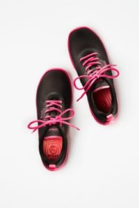 Heute: Wir verschenken einen stylischen Turnschuh von CROCS für Mama und coole Rainboots für die Kids