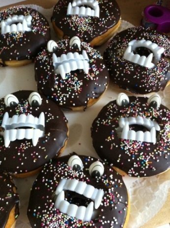 Monster-Donuts! Einfache und witzige Geburtstags-Ideen