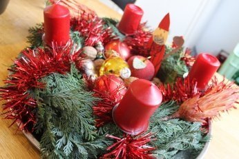 Adventszeit: Wir basteln uns einen Adventskranz. Ganz ohne Streitereien. Fast.