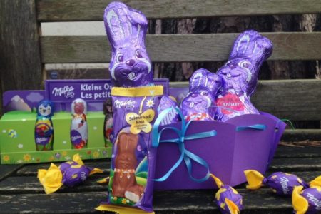 Oster-Kooperation mit MILKA: Gewinne eins von 10 Schokoladen-Paketen (eine Bastelanleitung fürs Osterkörbchen haben wir auch noch!)