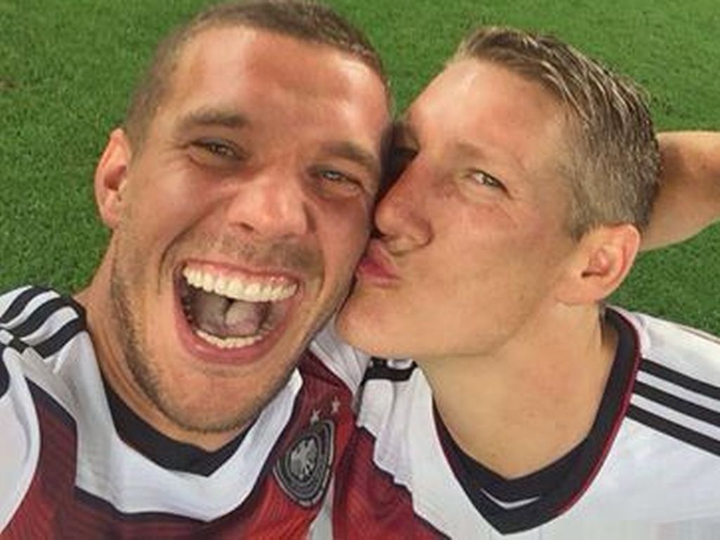 poldi und schweini auf dem platz r2