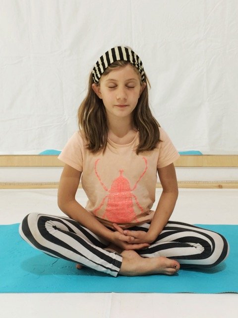 OHHHHMMMM…Wir zeigen Euch heute 5 Yoga-Übungen für Kinder