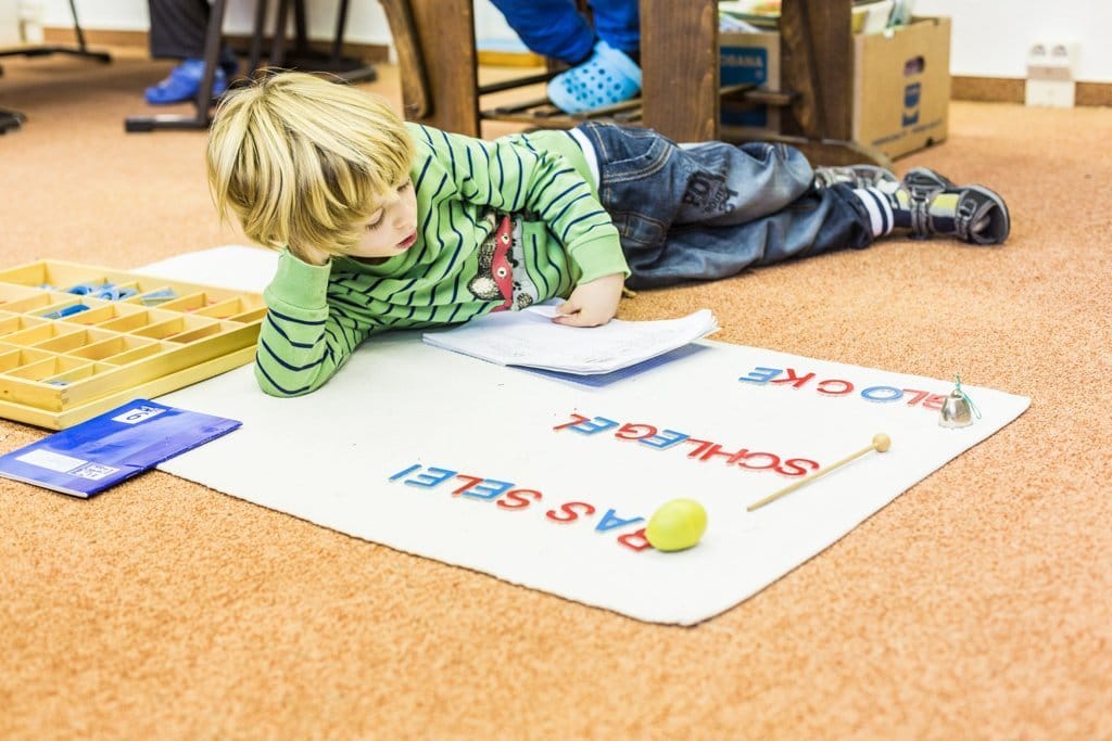 Warum kein Kind unbeschulbar und Vor-Sich-Hin-Träumen wichtig ist – Interview zum Thema Montessori