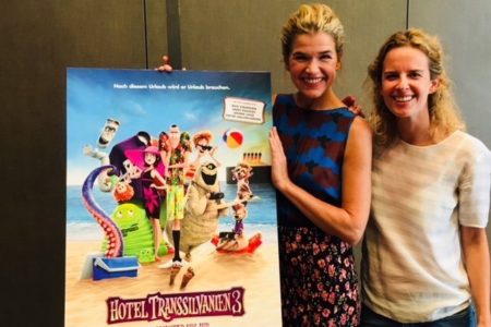 Interview mit Anke Engelke über Urlaub, gestresste Eltern und Bungee-Jumping – PLUS: Gewinnt „Hotel Transsilvianien 3“ Karten