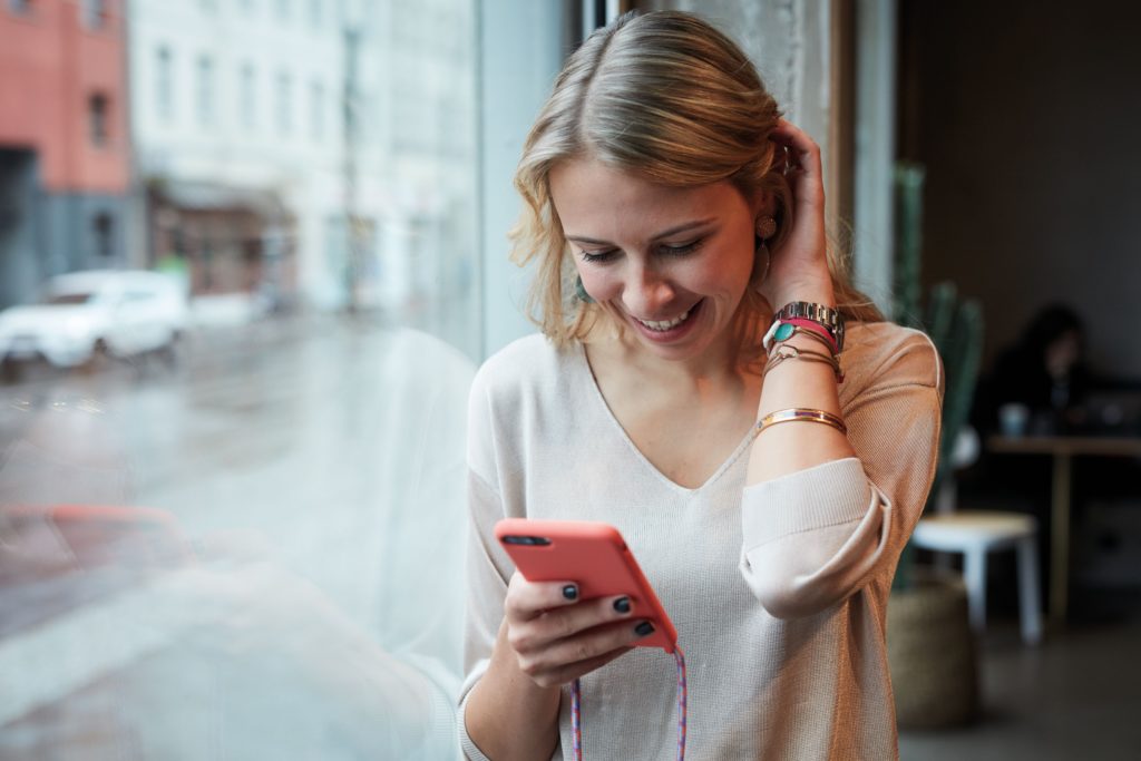 Eden Books Nena Schink Unfollow Nena Partrait Fenster mit Handy2 © Moritz Thau LOWERES 1024x683 - "Ich war süchtig": Wie Instagram fast Nenas Leben zerstörte Eden Books Nena Schink Unfollow Nena Partrait Fenster mit Handy2 © Moritz Thau LOWERES 1024x683 - "Ich war süchtig": Wie Instagram fast Nenas Leben zerstörte -