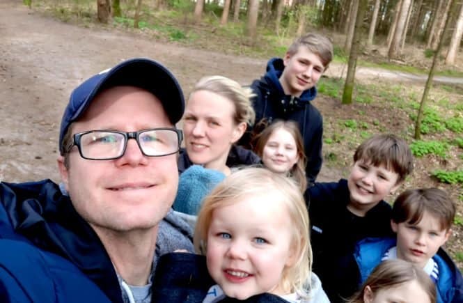 Großfamilie im Wald