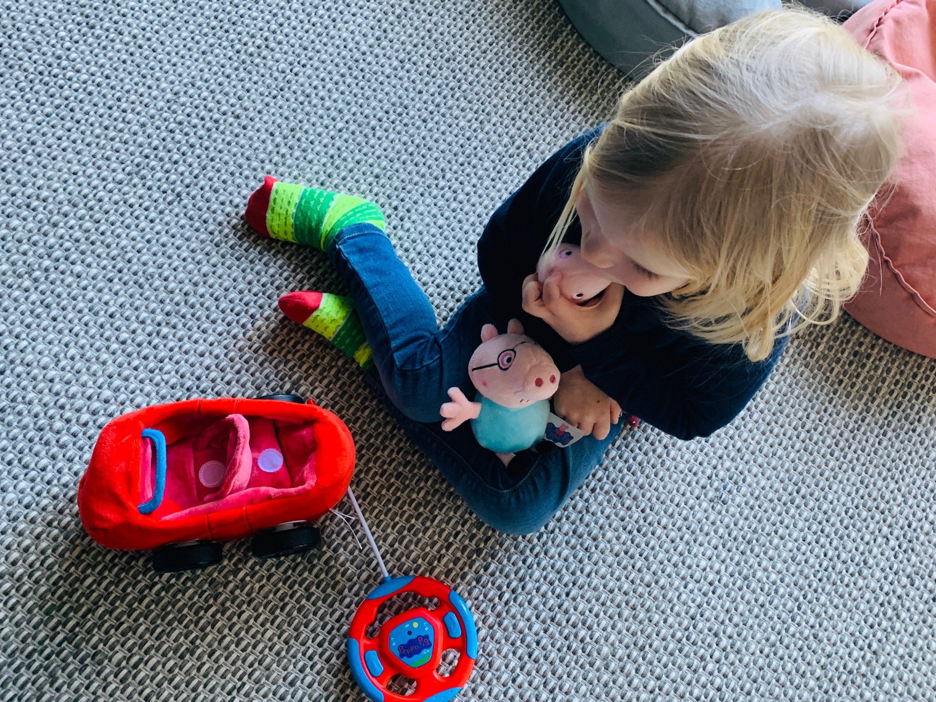 Oster-Gewinnspiel: Dieses Kuschel-Auto macht Eure Peppa Pig-Fans glücklich