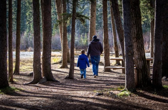 Vater und Sohn im Wald