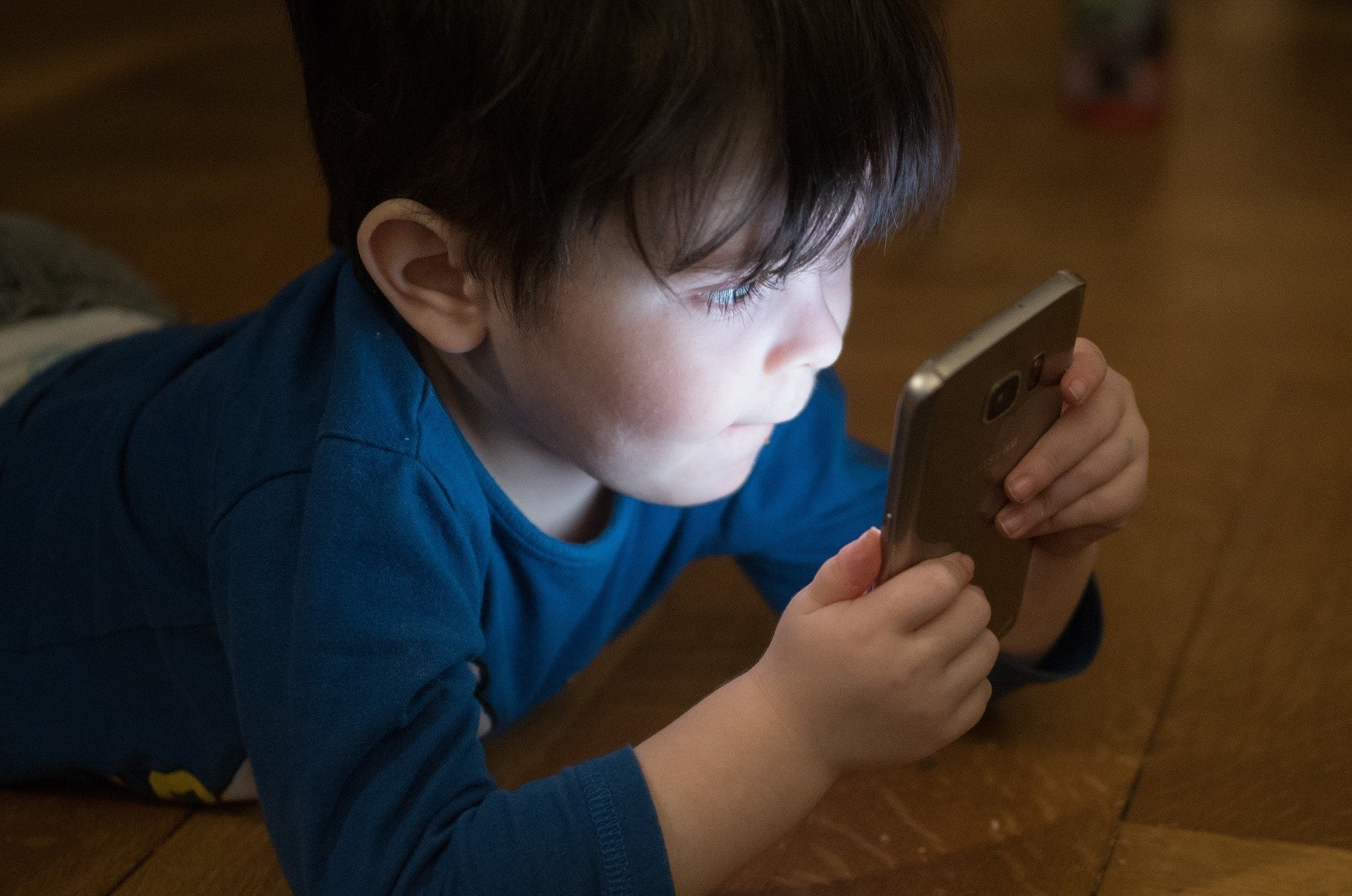 Tiefenentspannt durch den Mediendschungel: Wie lang darf mein Kind in Zeiten von Corona ans Handy?