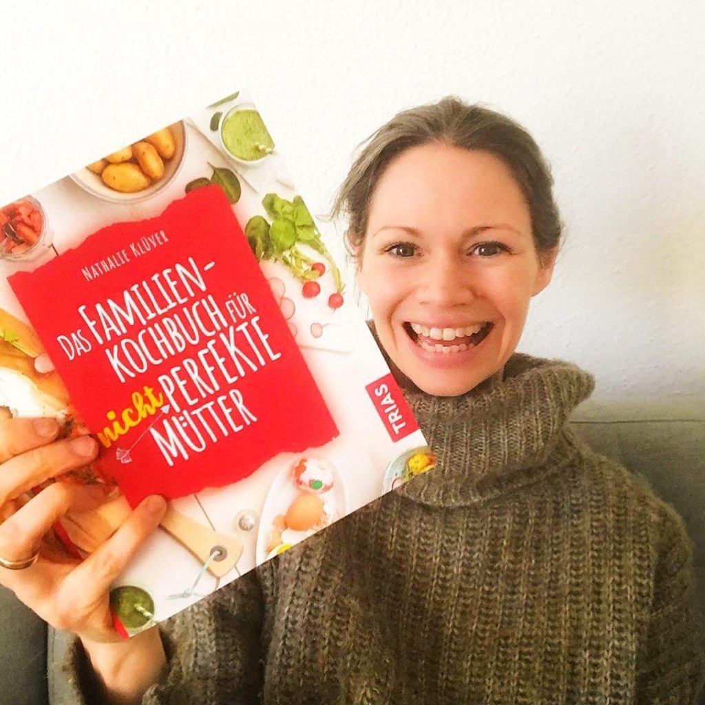 Klüver1 1024x1024 - Kichererbsen-Avocado-Salat! Für ein bisschen Abwechslung in der Familienküche Klüver1 1024x1024 - Kichererbsen-Avocado-Salat! Für ein bisschen Abwechslung in der Familienküche - Nathalie Klüver hat ein Familien-Kochbuch für nicht perfekte Mütter geschrieben. Mit einfachen, gesunden Rezepten, die auch Kindern schmecken.