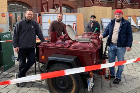 1 Euro = 1 warme Mahlzeit. Florian kocht für die Bahnhofsmission in Berlin