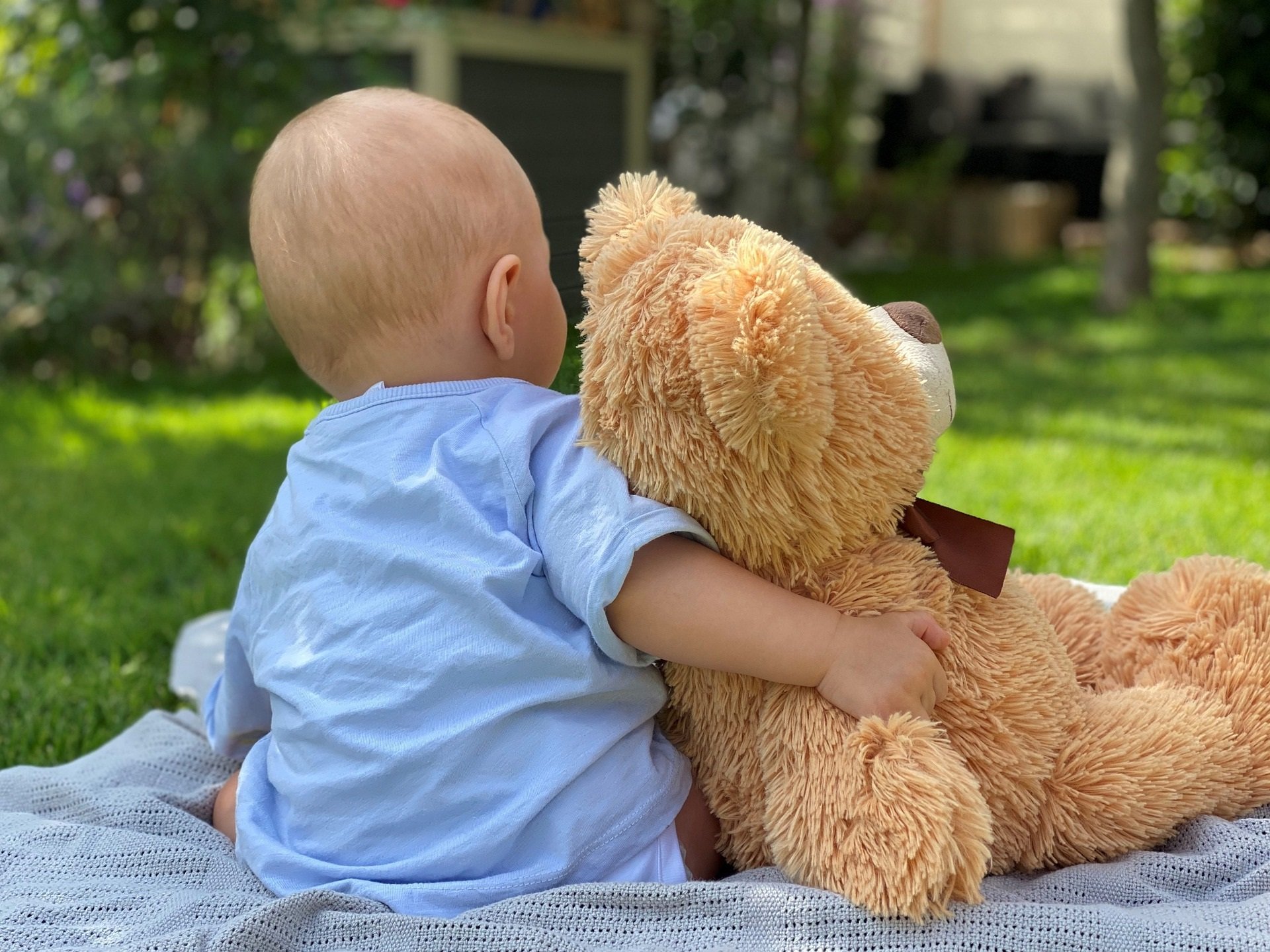 wellcome-Engel im ersten Jahr mit Kind: „Damit Mama mal kurz duschen kann“ – Wir spenden 30 WOW MOM-Bücher an die Familienhilfe