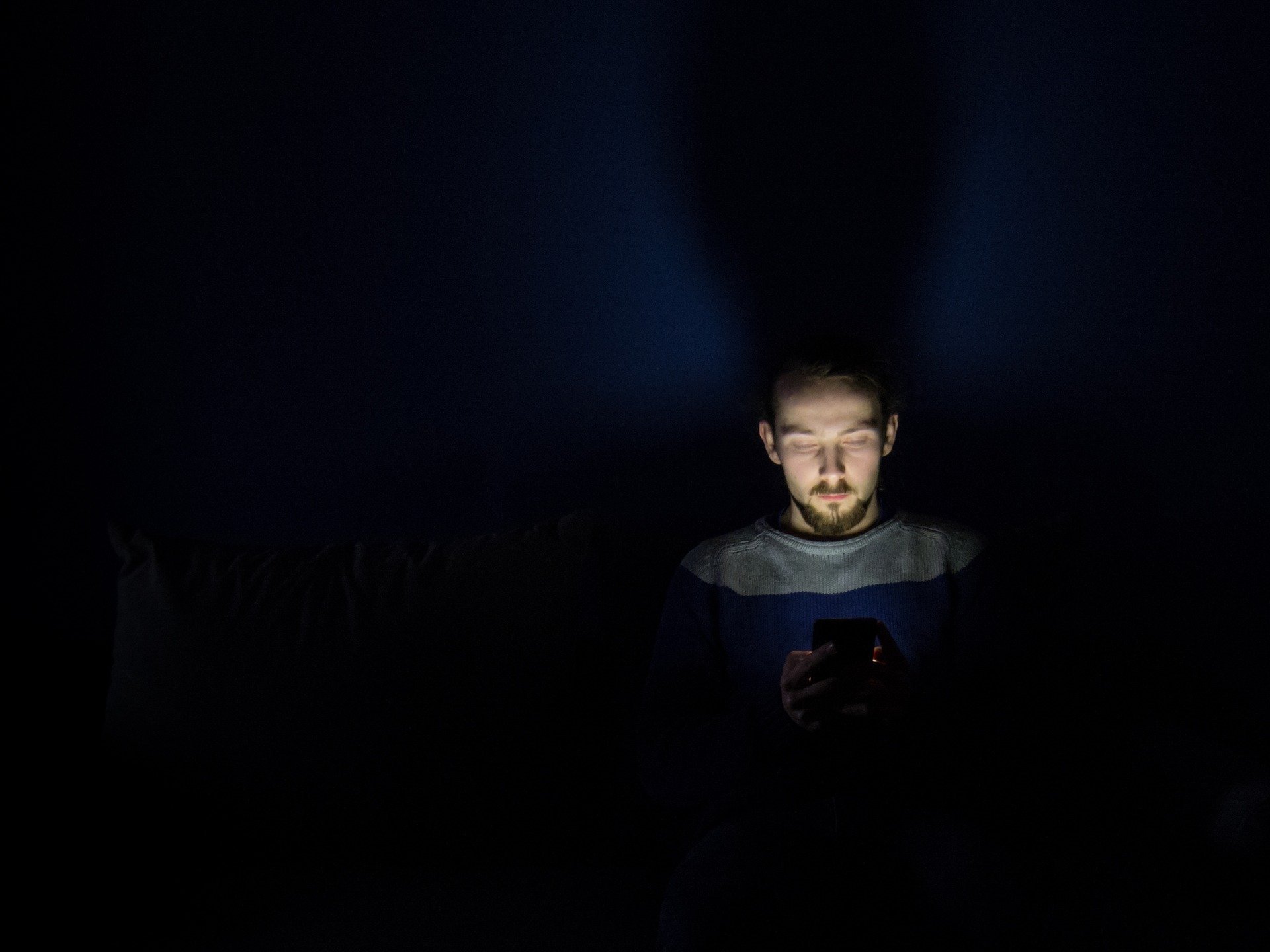 Revenge Bedtime Prokrastination: Warum wir uns abends noch Trash-TV und Insta reinballern, statt einfach zu schlafen…