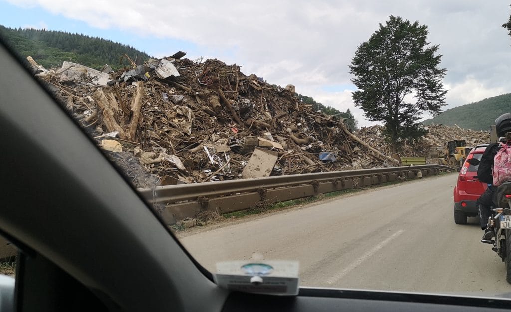 Flut Muellberge am Strassenrand