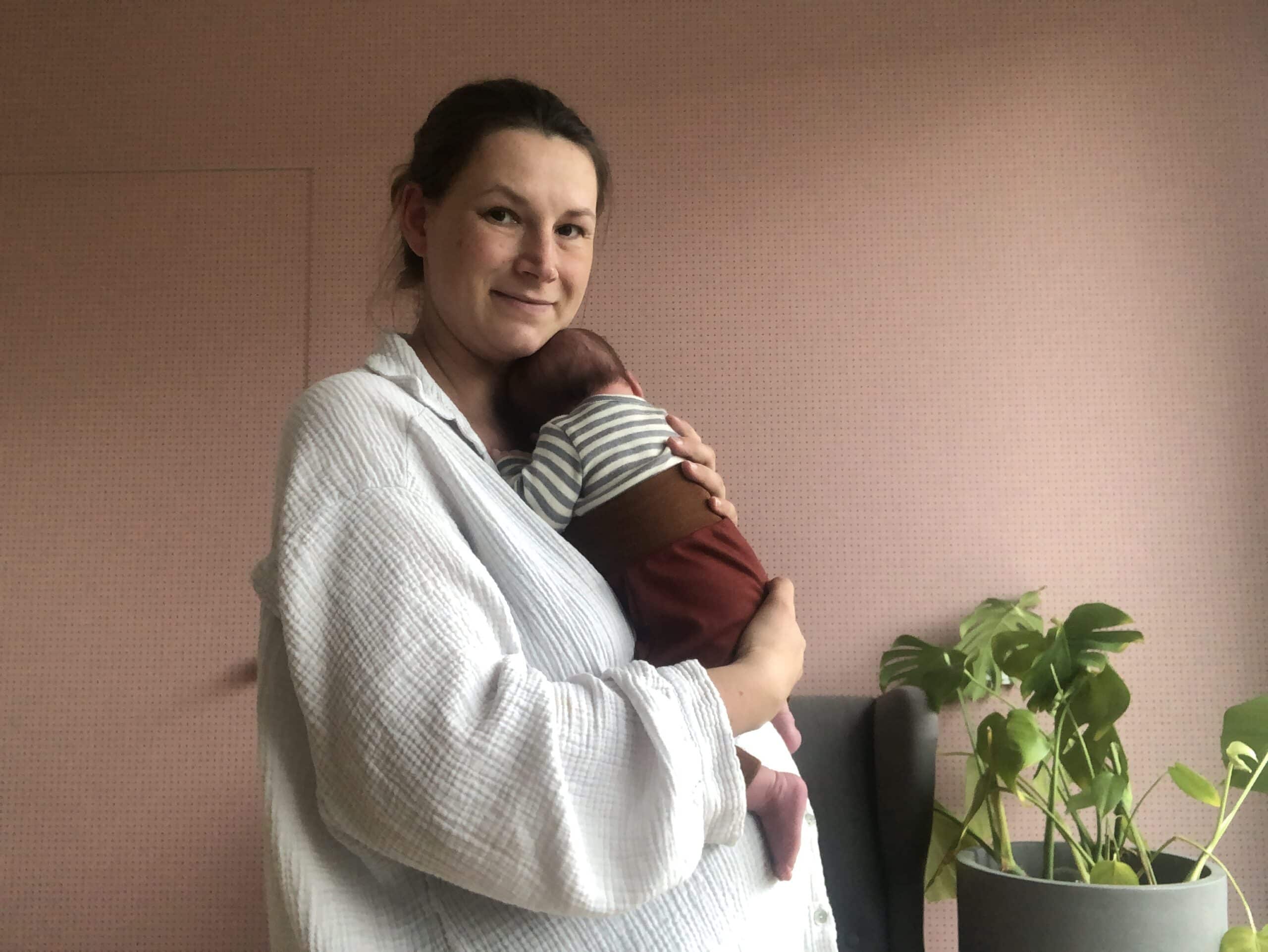 Corona positiv zur Geburt: Minka bekam ihr drittes Kind zu Hause