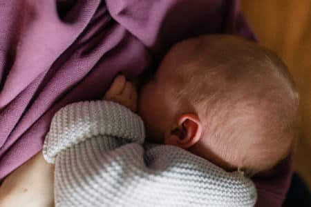 Zarte Babyhaut: So pflegt ihr sie von Geburt an