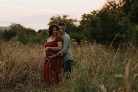 Polyamore Liebe: Elena ist schwanger und Julia will das Baby auch stillen