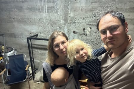 Familie in Israel: Ella spielt mit ihren Toniefiguren „Yoga im Schutzbunker“