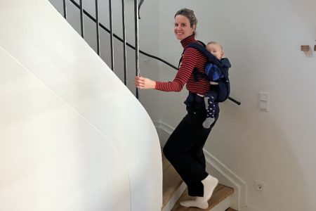 Frage an die Expertin: Lernt mein Kind später laufen, wenn ich es viel trage?