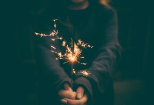 Silvester mit Teenager: Ab welchem Alter darf er mit Freunden feiern?