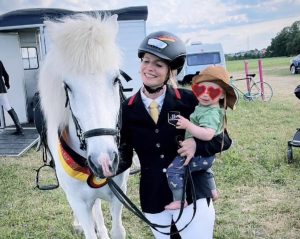 WM-Quali mit Pony und Baby: Wie geht das, Laura Enderes?